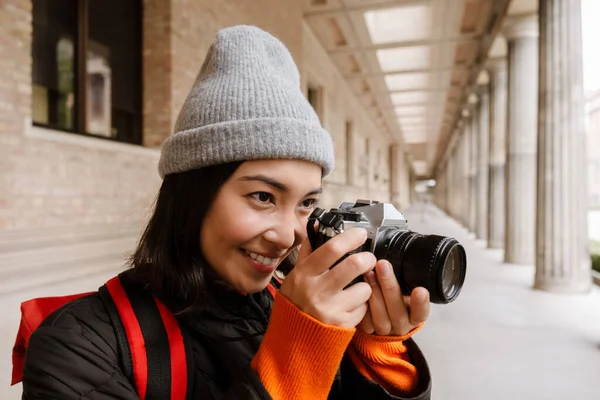 Όμορφη Χαμογελαστή Νεαρή Ασιάτισσα Τουρίστρια Γυναίκα Σακίδιο Λήψη Φωτογραφιών Κάμερα — Φωτογραφία Αρχείου