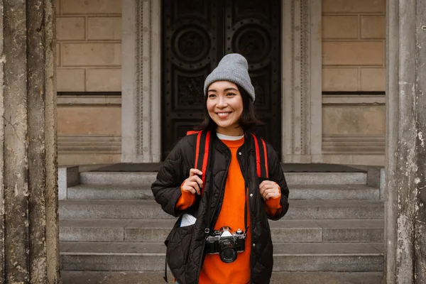 Hermosa Sonriente Joven Mujer Asiática Turista Con Mochila Cámara Caminando —  Fotos de Stock
