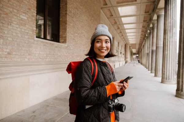 Sırt Çantalı Kameralı Güzel Gülümseyen Asyalı Kadın Turist Eski Şehir — Stok fotoğraf