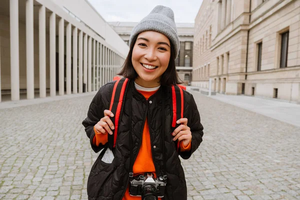 Joven Sonriente Mujer Asiática Turista Ropa Abrigo Caminando Por Vieja —  Fotos de Stock