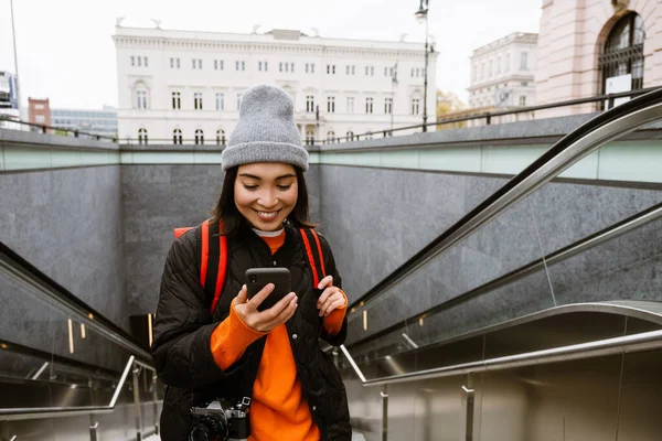 Beautiful Young Smiling Asian Woman Warm Clothes Using Smartphone While — Zdjęcie stockowe