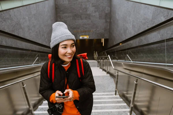 Hermosa Joven Sonriente Mujer Asiática Ropa Abrigo Usando Teléfono Inteligente —  Fotos de Stock