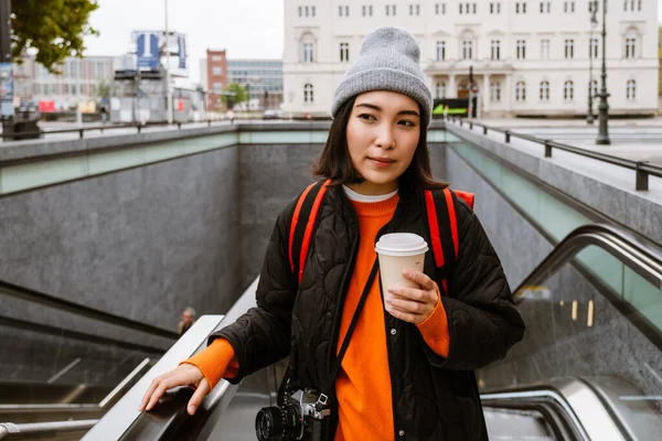 Hermosa Joven Asiática Mujer Usando Ropa Abrigo Beber Café Para — Foto de Stock