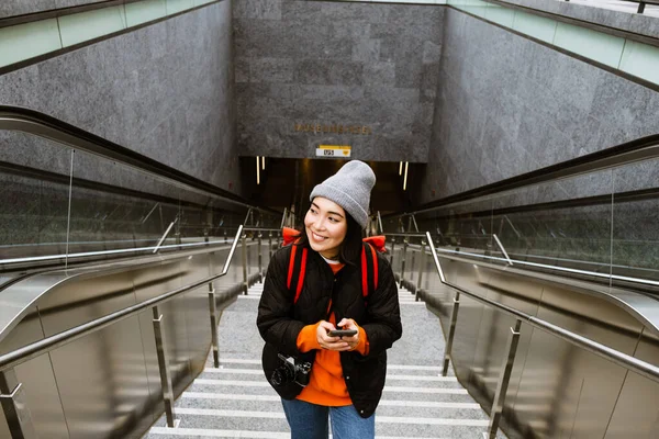 Güzel Genç Gülümseyen Sıcacık Elbiseli Asyalı Kadın Merdivenlerde Dururken Akıllı — Stok fotoğraf