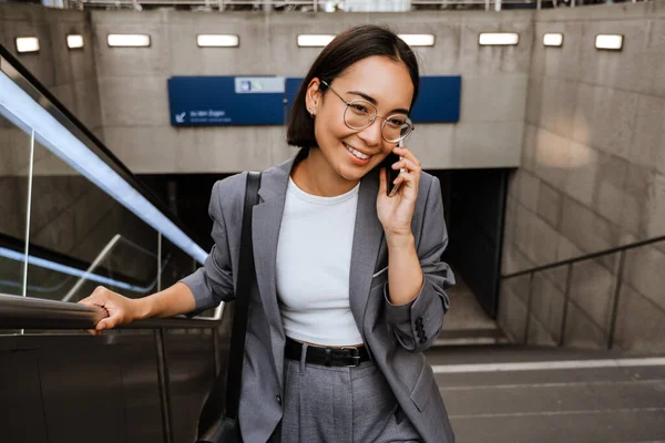 Young Asian Woman Wearing Suit Smiling While Talking Cellphone Going — Stok fotoğraf