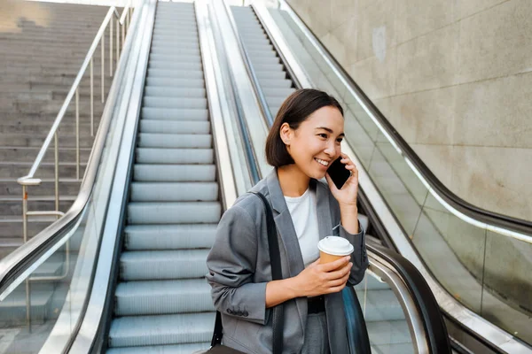 Genç Gülümseyen Asyalı Kadın Dışarıda Yürüyen Merdivende Dururken Kahve Içip — Stok fotoğraf