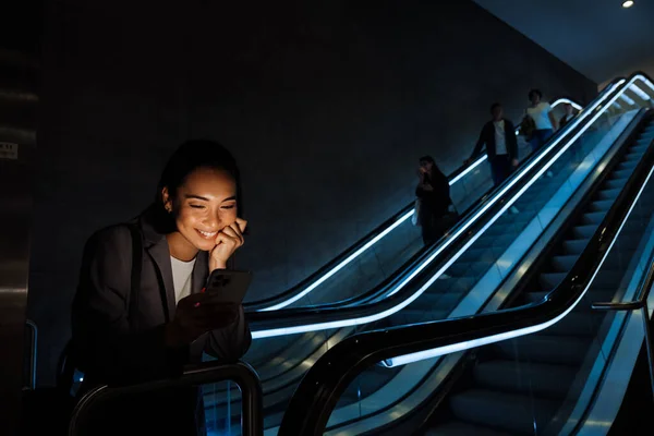 Jong Glimlachen Aziatische Vrouw Met Behulp Van Mobiele Telefoon Terwijl — Stockfoto