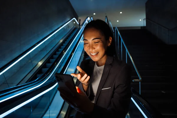 Genç Gülümseyen Asyalı Kadın Asansörde Dikilirken Video Çağrısı Yapıyor Kol — Stok fotoğraf