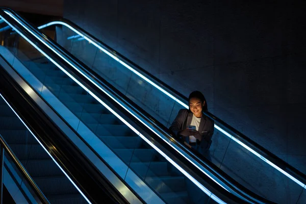Genç Neşeli Asyalı Kadın Içeride Yürüyen Merdivende Dururken Cep Telefonu — Stok fotoğraf