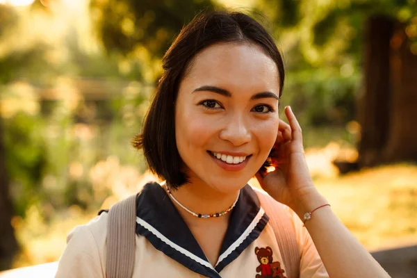 Young Beautiful Smiling Asian Woman Backpack Green Park — Fotografia de Stock