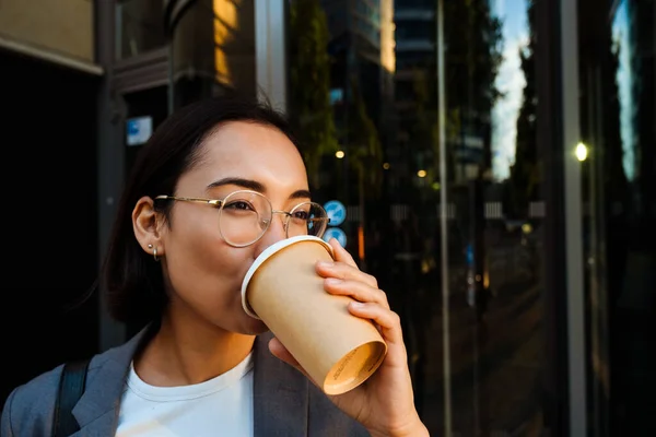 Young Asian Woman Drinking Coffee While Standing Next Office Building — Fotografia de Stock