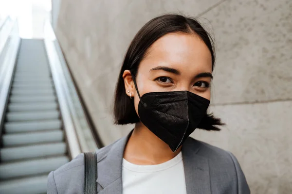 Young Asian Woman Medical Mask Standing Escalator Outdoors — Photo