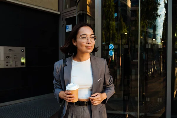 Молодая Азиатка Покидает Офисное Здание Держа Кофе Открытом Воздухе — стоковое фото