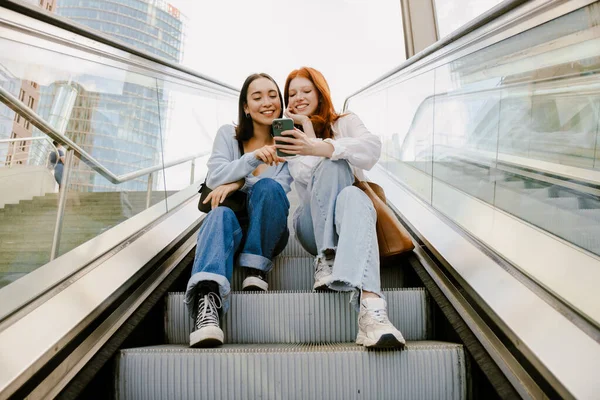 Jonge Multinationale Vrouwen Glimlachen Het Gebruik Van Mobiele Telefoon Tijdens — Stockfoto