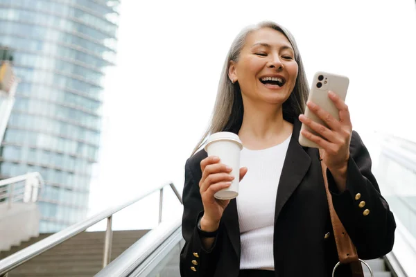 Volwassen Aziatische Vrouw Drinken Koffie Met Behulp Van Mobiele Telefoon — Stockfoto