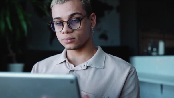 Pewny Siebie Mężczyzna Przekłuwającymi Farbowanymi Blond Włosami Pracujący Laptopie Biurze — Wideo stockowe