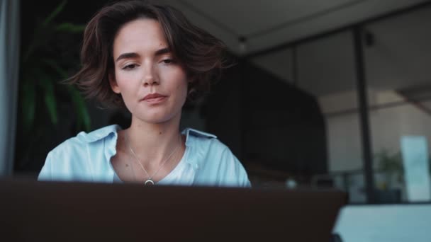 Pensive Brunette Woman Designer Working Laptop Office — Vídeo de Stock