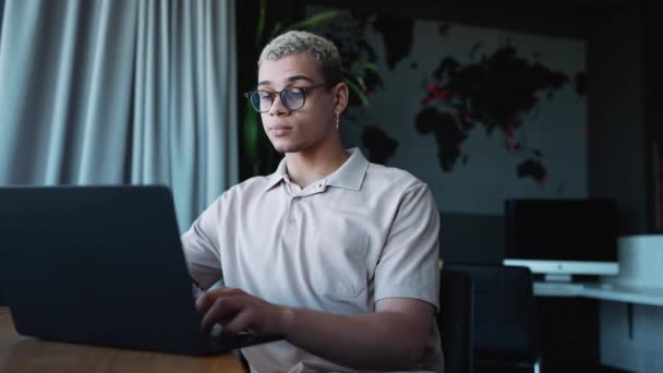 Positive Man Piercing Dyed Blond Hair Working Laptop Office — Vídeos de Stock