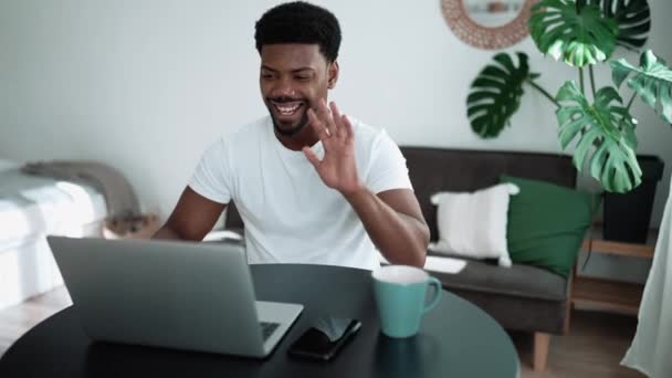 Glada Afrikanska Mannen Talar Med Videosamtal Laptop När Sitter Hemma — Stockvideo