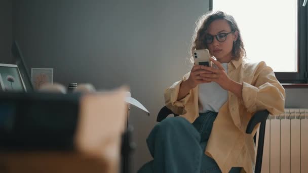 Σγουρά Μαλλιά Αυτοπεποίθηση Γυναίκα Πληκτρολογώντας Στο Κινητό Ενώ Κάθεται Στο — Αρχείο Βίντεο