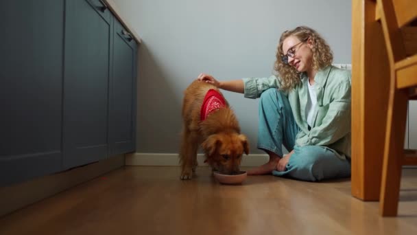 Amigável Encaracolado Mulher Acariciando Assistindo Cão Comer Cozinha Casa — Vídeo de Stock
