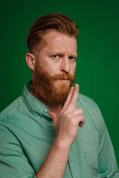 Volwassen Knappe Stijlvolle Bebaarde Serieuze Man Groen Shirt Doet Pistool — Stockfoto