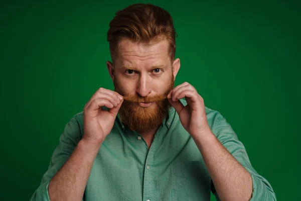 Adult Frumos Barbă Elegant Serios Cămașă Verde Ținându Mustața Uitându — Fotografie, imagine de stoc