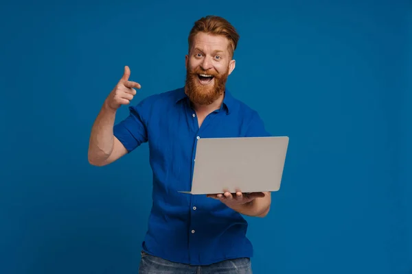 Adult Handsome Redhead Bearded Enthusiastic Man Opened Mouth Pointing Laptop — 图库照片