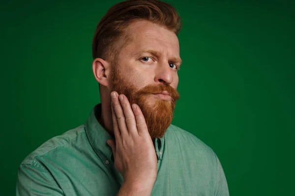 Volwassen Knappe Stijlvolle Bebaarde Serieuze Man Groen Shirt Aanraken Van — Stockfoto