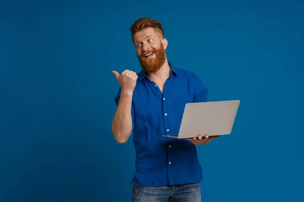 Volwassen Knappe Roodharige Bebaarde Glimlachende Gelukkig Man Met Laptop Kijken — Stockfoto