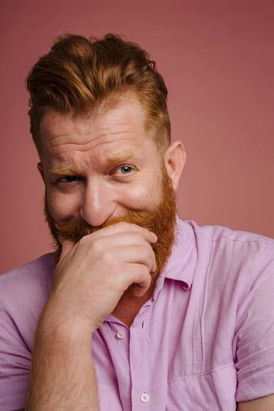Portrait Adult Redhead Bearded Man Covering His Mouth Looking Aside — 图库照片