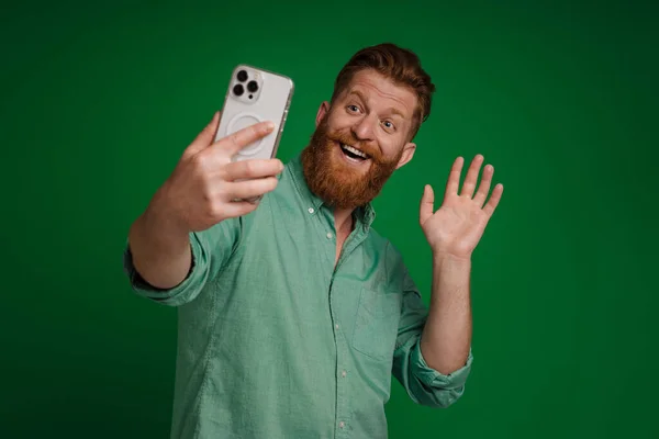 Gember Witte Man Gebaren Terwijl Het Nemen Van Selfie Mobiele — Stockfoto