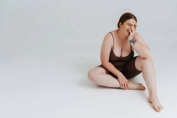 Mujer Europea Con Pelo Jengibre Riendo Mientras Sienta Suelo Aislado —  Fotos de Stock