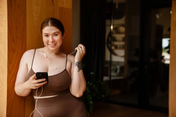 Giovane Donna Zenzero Ascoltare Musica Utilizzando Cellulare Dopo Pratica Dello — Foto Stock