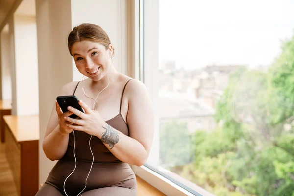 Giovane Donna Zenzero Ascoltare Musica Utilizzando Cellulare Dopo Pratica Dello — Foto Stock