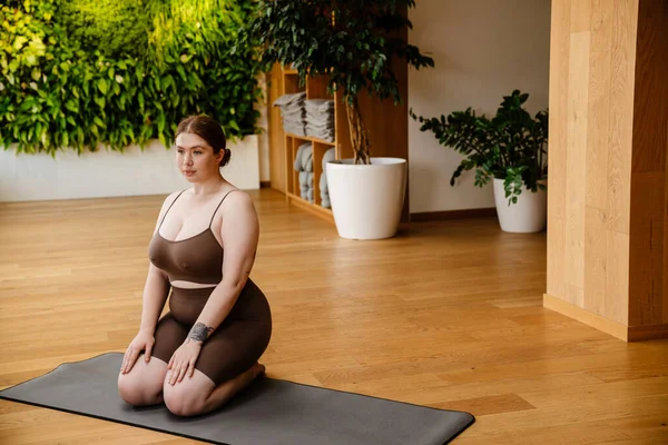 Ingefära Ung Kvinna Mediterar Yogautövandet Inomhus — Stockfoto