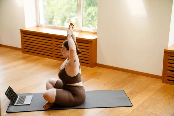 Ingefära Kvinna Som Använder Laptop Och Motionerar Yogautövandet Inomhus — Stockfoto