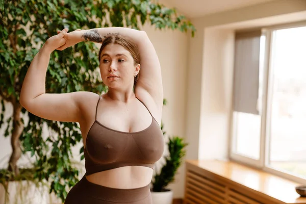 Giovane Donna Zenzero Che Esercizio Durante Pratica Dello Yoga Casa — Foto Stock