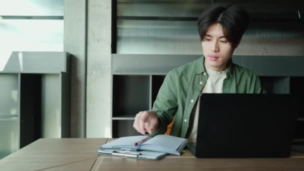 Selbstbewusster Brünetter Asiatischer Mann Arbeitet Einem Laptop Und Schreibt Einem — Stockvideo