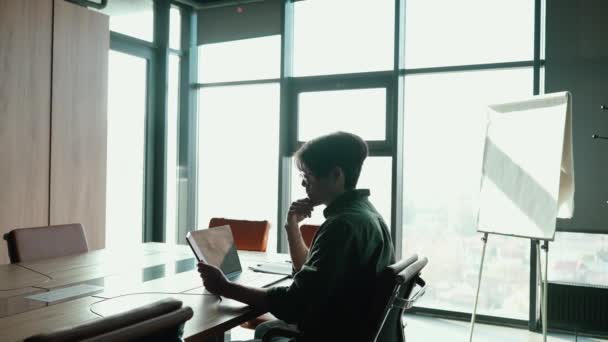 Soustředěný Asijský Muž Brýlích Pracující Tabletu Notebooku Spolupracovně — Stock video