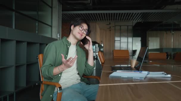 Positiv Asiatisk Man Glasögon Talar Mobilen Ett Working Rum — Stockvideo