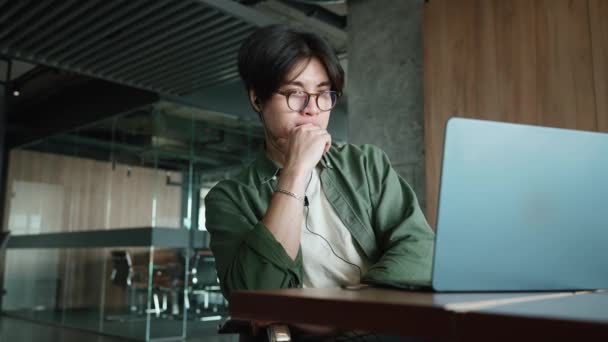 Morena Pensiva Homem Asiático Trabalhando Laptop Fones Ouvido Escritório — Vídeo de Stock