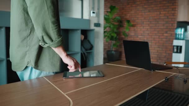 オフィスのデジタルタブレットに入力する男性 — ストック動画