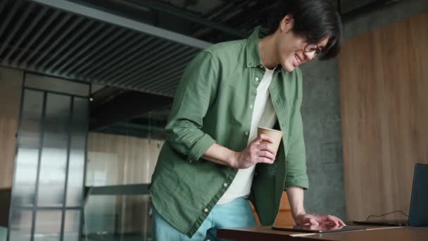 Pozitif Esmer Asyalı Adam Ofiste Bir Fincan Kahveyle Dijital Tablet — Stok video