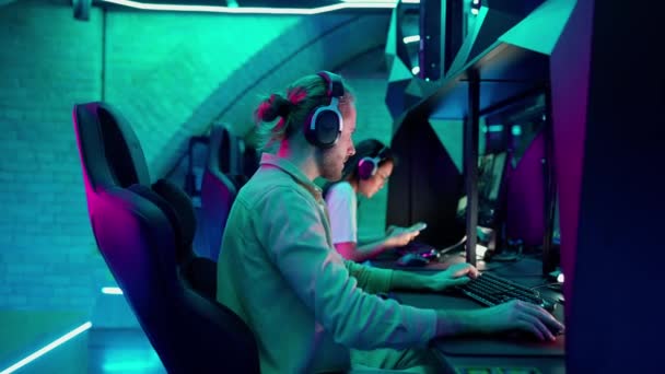 Uomo Ridente Giocatore Gioca Rpg Videogioco Campionato Elegante Neon Cyber — Video Stock