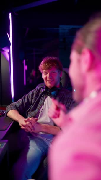 Ginger Homme Souriant Gamer Parler Avec Son Ami Après Avoir — Video