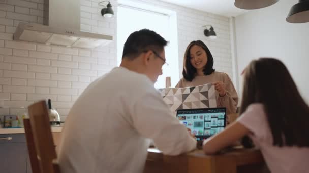 Leende Asiatisk Familj Diskuterar Bilder Laptopen Köket Hemma — Stockvideo