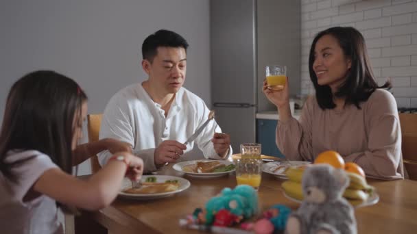 Asiatische Familie Frühstückt Hause Der Küche — Stockvideo