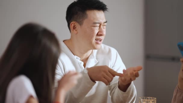 Vážný Asijský Muž Spoléhající Prsty Mluvit Svou Rodinou Snídani Kuchyni — Stock video