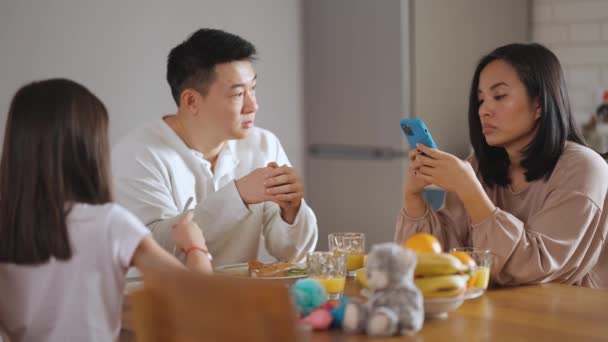 Serieuze Aziatische Familie Praten Moeder Typen Mobiel Bij Het Ontbijt — Stockvideo